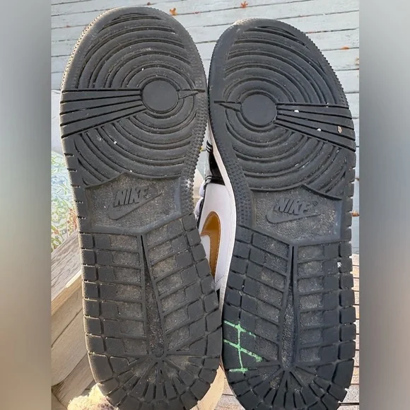 Air Jordan 1 Mid SE Patent Black Gold - Size 4.5 - Picture 10 of 11